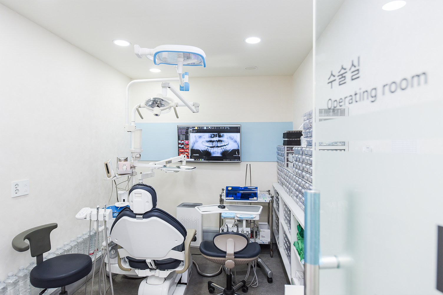 서울바른마음치과 복도 - 밝고 청결한 병원 환경